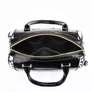 Vue de dessus de l'intérieur du sac en croco montrant la doublure et les poches