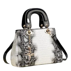 Sac à main structuré motif animalier avec poignée noire et breloque étoile dorée