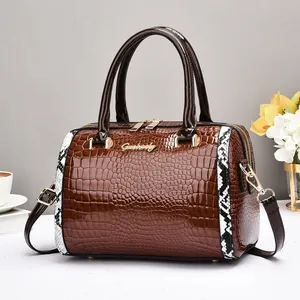 Sac à main marron à motif crocodile avec détail serpent et bandoulière amovible