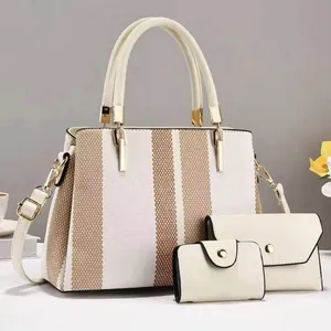 Ensemble détaillé de trois sacs en toile avec rayures et accessoires dorés chic