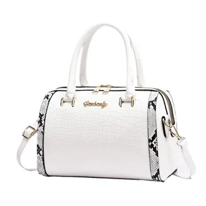 Sac à main blanc motif crocodile avec détails serpent et accessoires dorés élégants