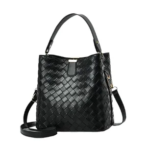 Grand sac seau tressé noir avec détails dorés et bandoulière réglable en cuir chic