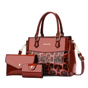 Ensemble de sacs trois pièces en cuir verni bordeaux avec imprimé léopard et détails dorés