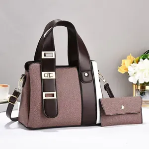 Détail de l'ensemble sac fourre-tout deux pièces marron avec patchwork et finitions dorées