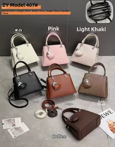 Detaillierte Größenübersicht für die 25x12x18cm große Handtasche mit Herz-Anhänger