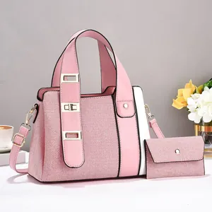 Ensemble de sacs à main rose et blanc avec détails dorés et bandoulière réglable