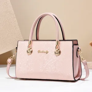 Rosa Damen-Handtasche mit Schlangenprägung, goldenen Beschlägen und praktischem Tragegriff