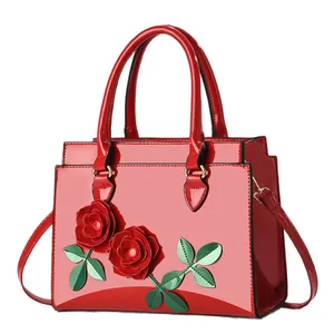 Sac à main chic en cuir verni rouge avec roses 3D et doubles poignées