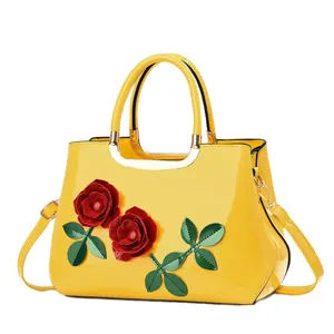Sac à main en cuir verni jaune brillant avec fleurs rouges et bandoulière amovible