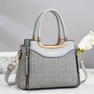 Détails des coutures en cuir et ferrures dorées sur ce sac à main tendance pour femmes