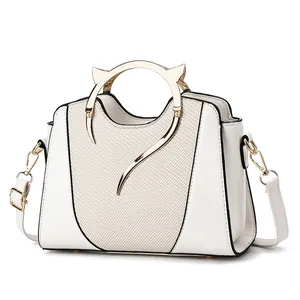 Elegante borsa a mano beige in pelle e tessuto con manici metallici a forma di gatto