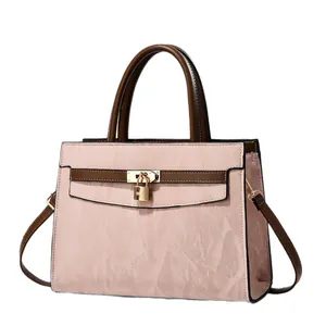 Sac Kelly rose en cuir plissé avec poignées marron et fermoir doré chic