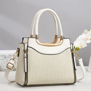 Sac à main tissé beige élégant avec anse en métal doré en U et bandoulière cuir