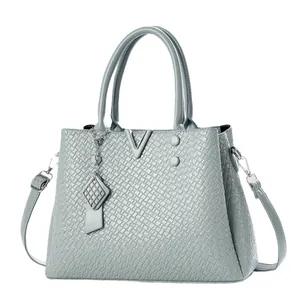 Sac à main bleu clair avec relief crocodile, pendentif en V et bandoulière amovible