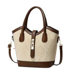 Sac à main élégant bicolore beige et marron avec cuir texturé et boucles dorées