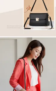 Détail d'un sac bandoulière noir en cuir grainé avec boucle carrée en métal doré