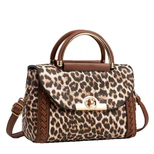 Sac bandoulière imprimé léopard avec patchwork de cuir marron et fermoir doré sur blanc