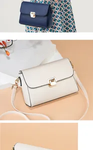 Détail du sac bandoulière en similicuir grainé avec serrure dorée et rabat élégant