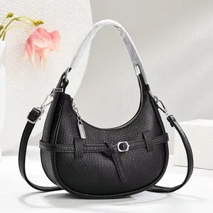 Chique zwarte hobo tas van lycheeleer met zilveren details voor dagelijks gebruik dames