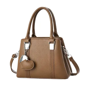 Sac à main marron grainé avec pendentif cœur et bandoulière en chaîne argentée