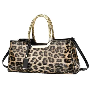 Sac Boston à motif léopard avec finition brillante et poignées dorées