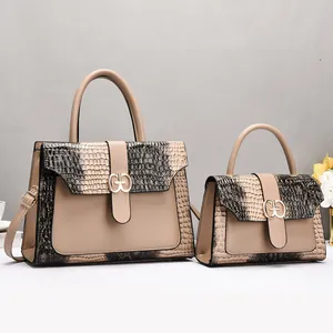 Détail du sac cabas en relief crocodile beige et mini sac assorti avec fermoirs dorés
