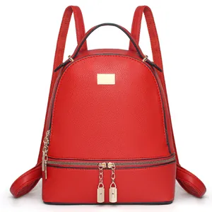 Dettaglio dello zaino in pelle martellata rossa con targa dorata e zip con lucchetto