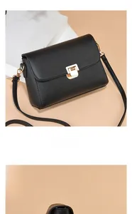 Vue frontale du sac à bandoulière noir motif litchi avec fermoir doré chic