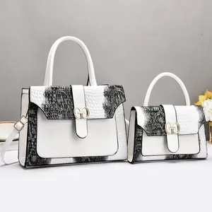 Ensemble de sacs à main blancs motif crocodile avec boucles dorées et bandoulière
