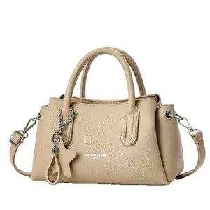 Beige Damenhandtasche aus Litschi-Leder mit Sternanhänger und abnehmbarem Schultergurt