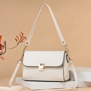 Sac bandoulière élégant crème avec motif litchi, fermoir doré et deux bandoulières amovibles
