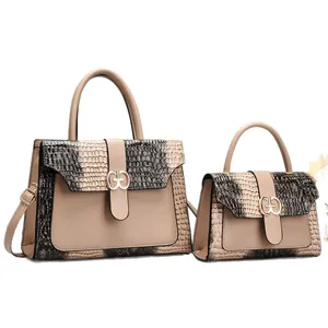 Ensemble chic de deux sacs beige et marron motif serpent avec fermoir doré à double anneau