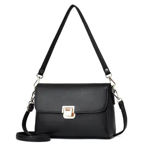 Sac à bandoulière noir minimaliste avec texture litchi et boucle dorée élégante