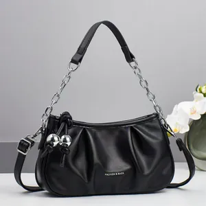 Sac à Épaule Nuage en Cuir PU Plissé pour Femmes Sac à Main Sous le Bras Mode Avec Bandoulière Chaîne et Décoration de Boule en Métal pour Fête Quotidienne