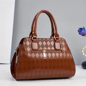 Bolso de mano marrón en charol con diseño acolchado de rombos y cremallera dorada