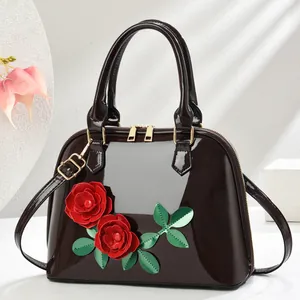Sac à main en cuir verni marron foncé avec roses 3D rouges et bandoulière réglable