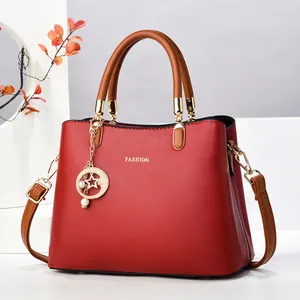 Sac à main bordeaux en cuir grainé pour femme avec lettrage fashion et breloque perle