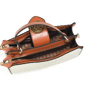 Vue de dessus d'un sac vintage montrant trois compartiments et une doublure rayée