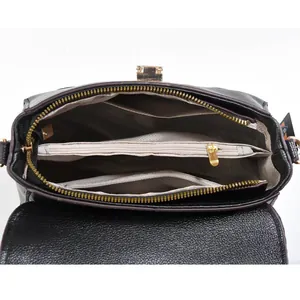 Vue détaillée du sac à main en cuir grainé noir avec compartiments multiples et doublure grise
