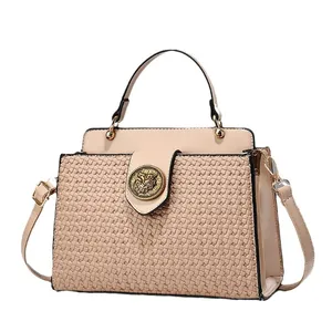 Sac à main beige élégant avec texture tressée, boucle dorée et bandoulière réglable