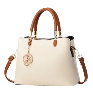 Sac à main élégant crème et marron pour femme avec pendentif doré et lettrage fashion