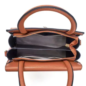 Vue de dessus du sac marron montrant l'intérieur compartimenté et la doublure grise