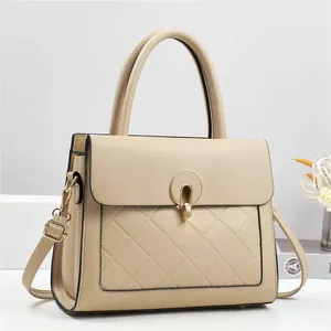 Sac à main beige élégant en cuir matelassé avec fermoir anneau et bandoulière réglable