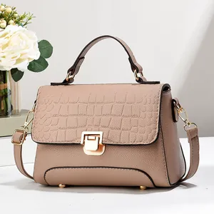 Sac à main élégant en cuir marron clair avec rabat motif crocodile et boucles dorées