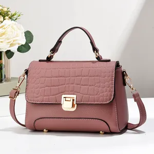 Sac bandoulière élégant en similicuir mauve avec texture crocodile et bijoux dorés