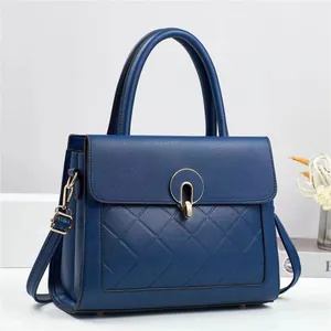 Sac à main bleu marine en cuir avec surpiqûres et boucle dorée élégante