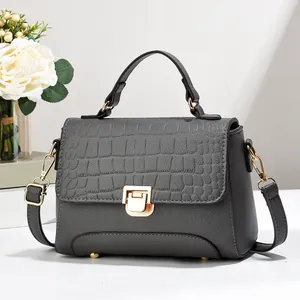 Sac bandoulière chic gris foncé avec rabat croco et fermoir doré, vue de 45 degrés
