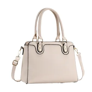 Minimalistische beige Henkeltasche aus genarbtem Leder mit goldenen Beschlägen