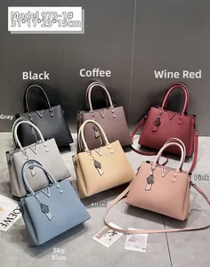Détails de sacs à main tissés en sept couleurs avec logo V en métal et pendentifs chic