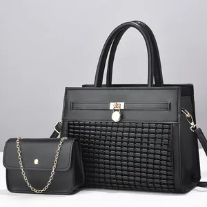 Ensemble de sacs pour femme noirs avec texture tressée et détails dorés élégants